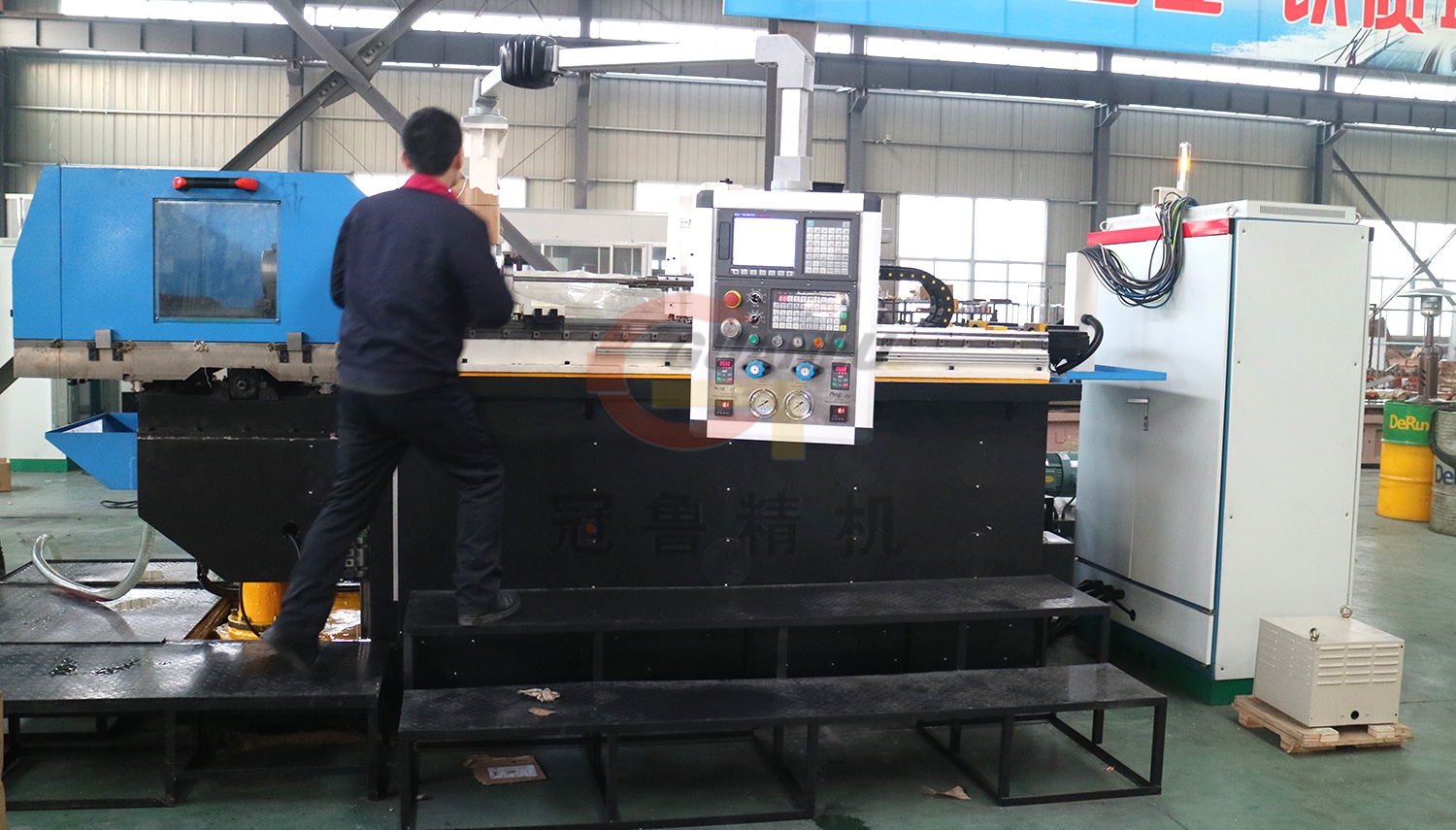 Three coordinate deep hole drilling machine