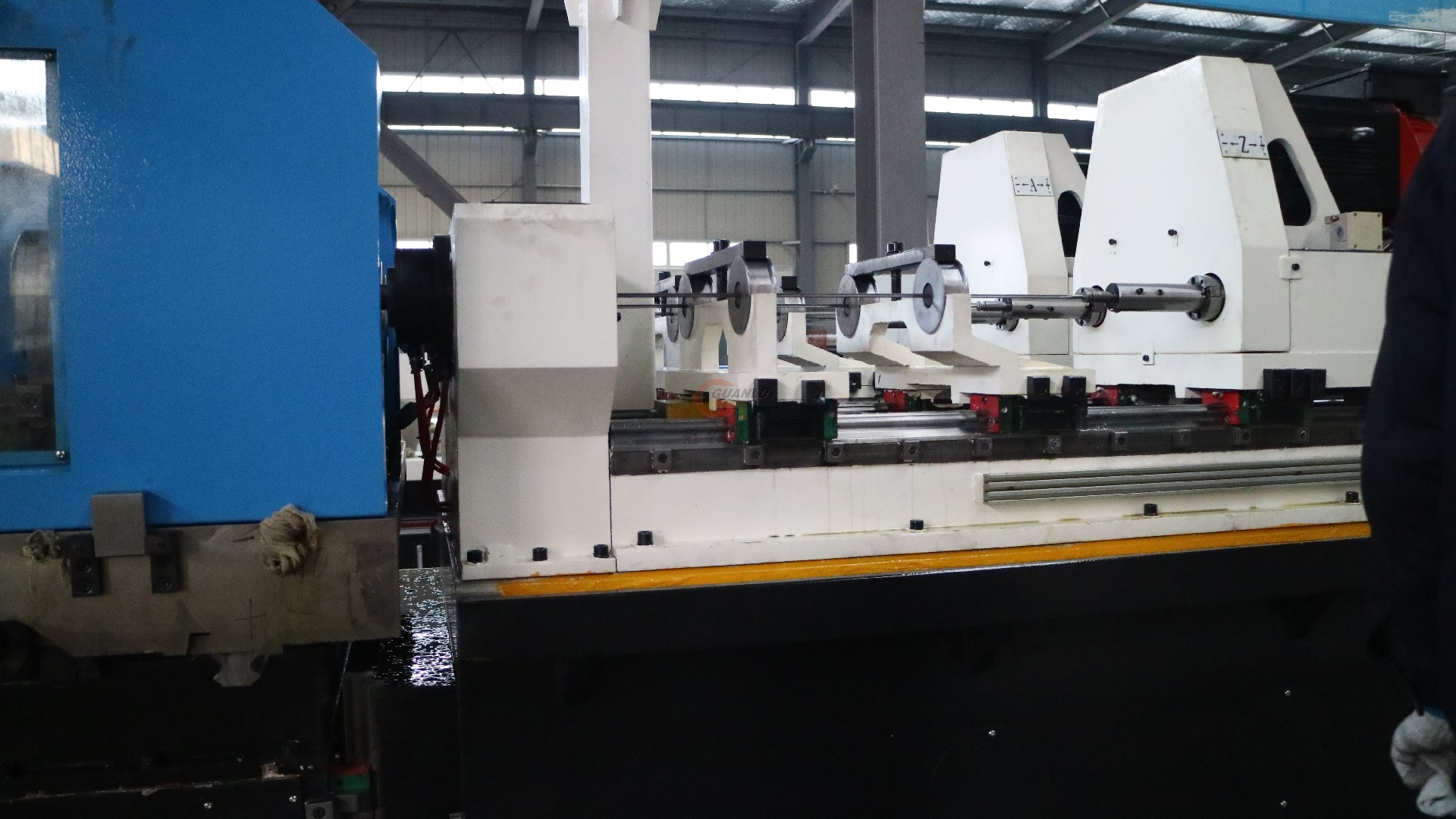 Three coordinate deep hole drilling machine